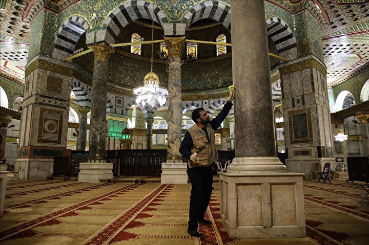 Batı Şeria ve Kudüs'te camiler dezenfekte edildi.