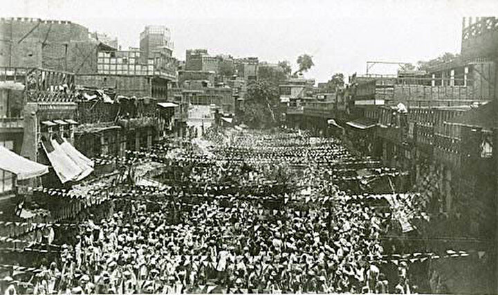 1920’de Hilafet Hareketi sırasında Peşaver’den Kabil’e yürüyüşe önderlik eden Abdulgaffar Han, Peşaver sokaklarında.