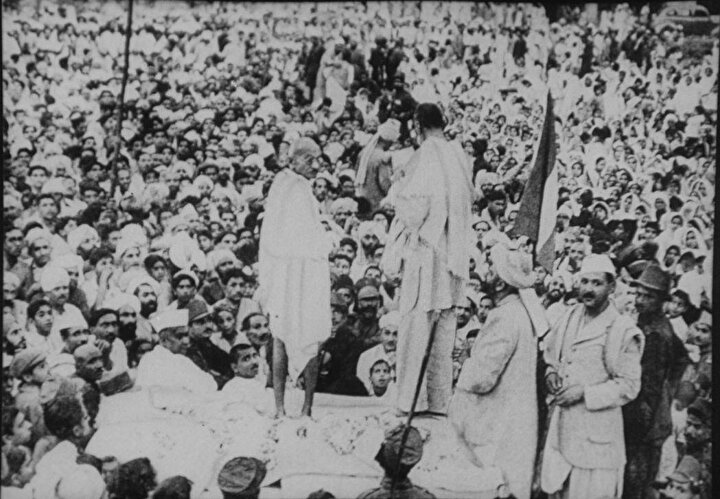 Abdulgaffar Han, Mahatma Gandi ile birlikte Peşaver’de halk buluşmasında.