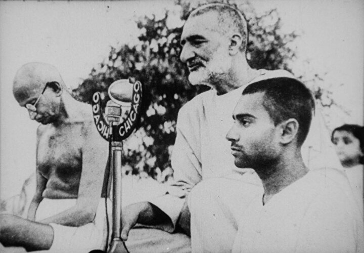 Abdulgaffar Han, Hindistan Bağımsızlık Hareketi'nin siyasi ve ruhani lideri Mahatma Gandi ile birlikte.
