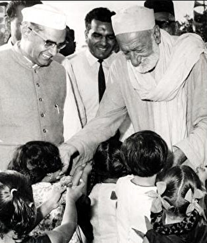 1970 yılında gençlik toplantısı için Bombay'a giden Abdulgaffar Han, çocuklar tarafından çiçeklerle karşılanırken görülüyor.