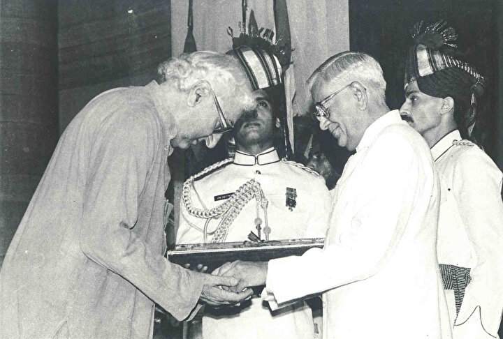 Abdulgaffar Han’a Hindistan Devlet Başkanı Ramasvami Venkataraman tarafından ‘‘Bharat Ratna Ödülü’’ ödülü takdim edilirken.
