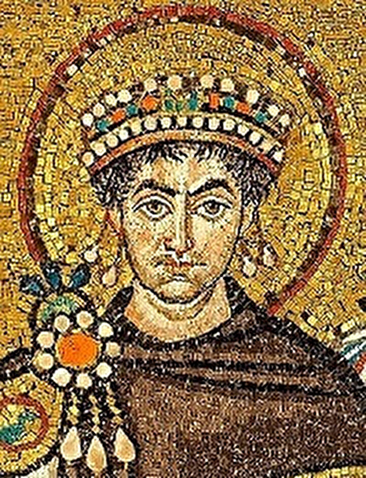 İmparator I. Justinianus'u tasvir eden mozaik... San Vitale Bazilikası, Ravenna, İtalya.