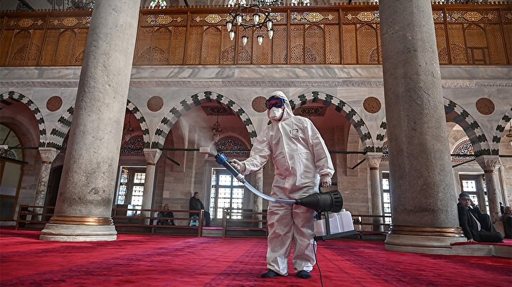 İslam dünyasının dört bir yanında camiler ve mescitler dezenfekte ediliyor.