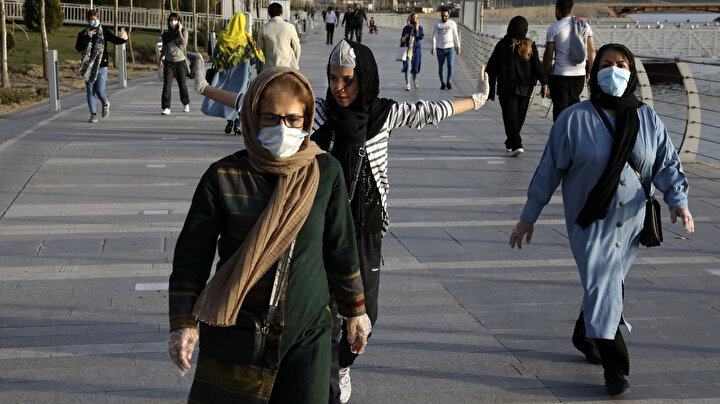 Tahran'da iki gün önce çekilen bu fotoğrafta maskelerle egzersiz yapan insanlar görülüyor.