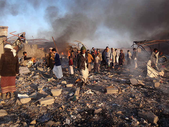 Suudi Arabistan öncüğündeki koalisyon güçlerinin hava saldırısı sonrası Yemen sokakları.