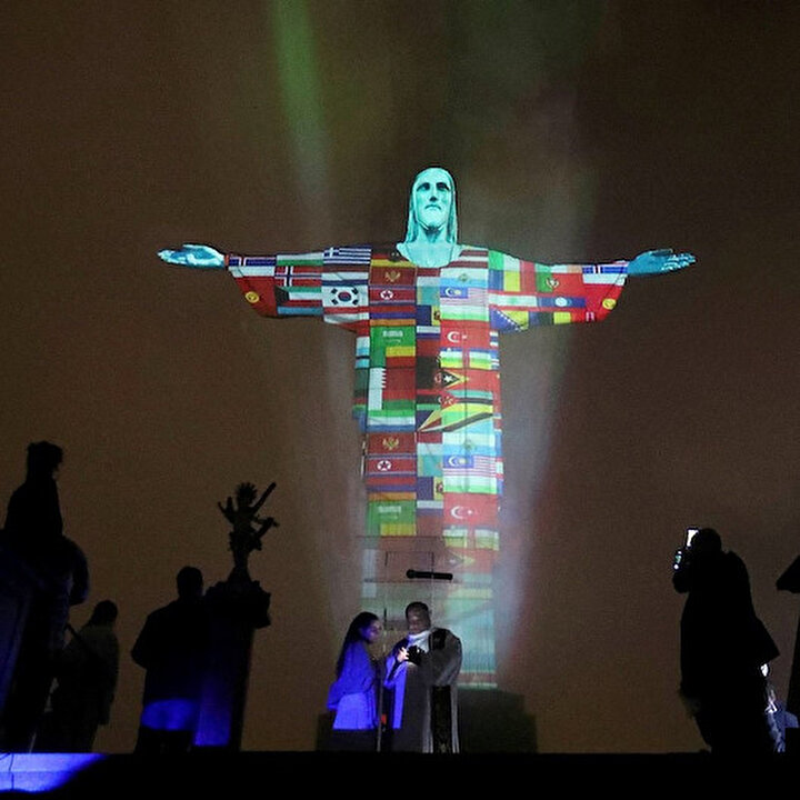 Christ the Redeemer heykeli koronavirüsten etkilenen ülkelerin bayraklarıyla ışıklandırıldı