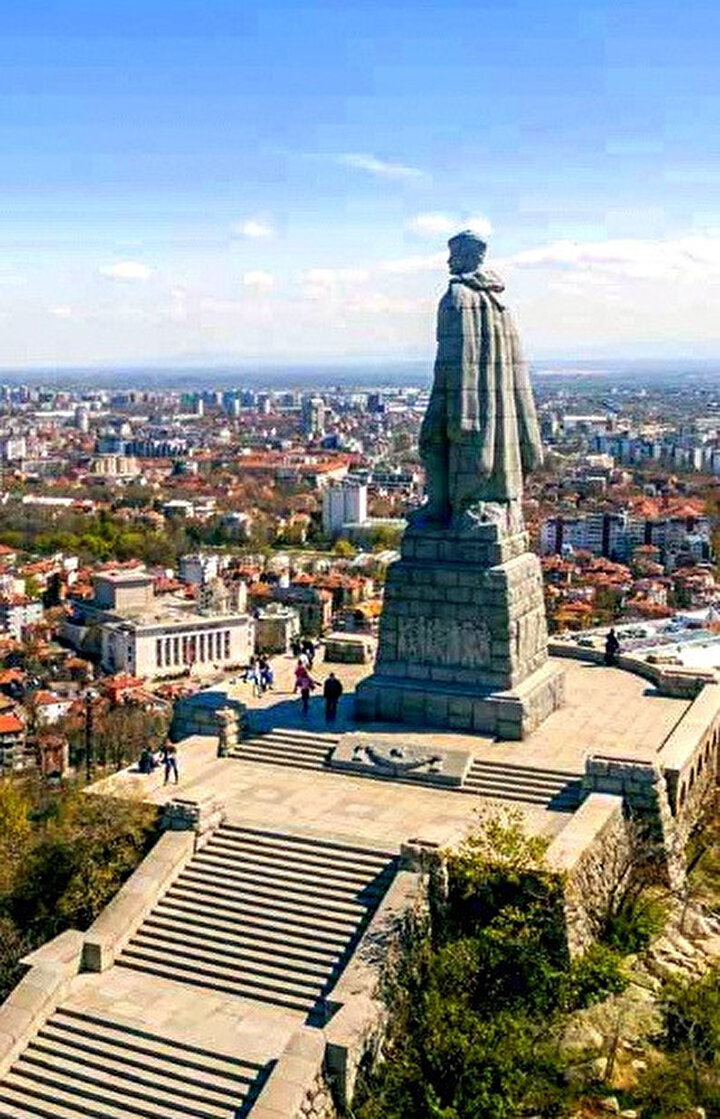 Alyoşa Anıtı