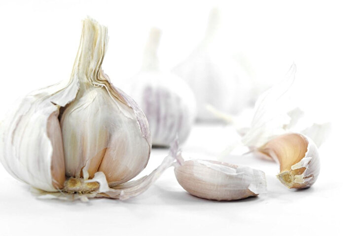 A, B1 ve C vitamini ile 17 çeşit aminoasit, 33 çeşit kükürt bileşiği, germanyum, çinko içeren sarımsak, kanı sulandırır ve kan dolaşımını hızlandırır. Kalp ve damar sağlığında etkili olduğu bilinmektedir.