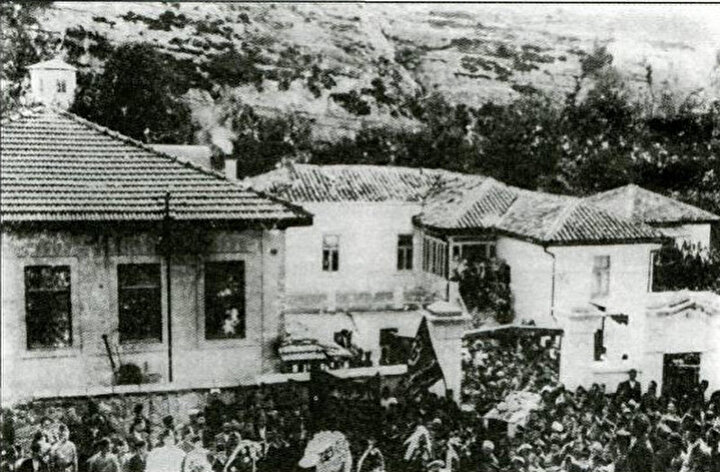 İsmail Bey Gaspıralının cenazesi evinden çıkarılırken (Bahçesaray, 1914)
