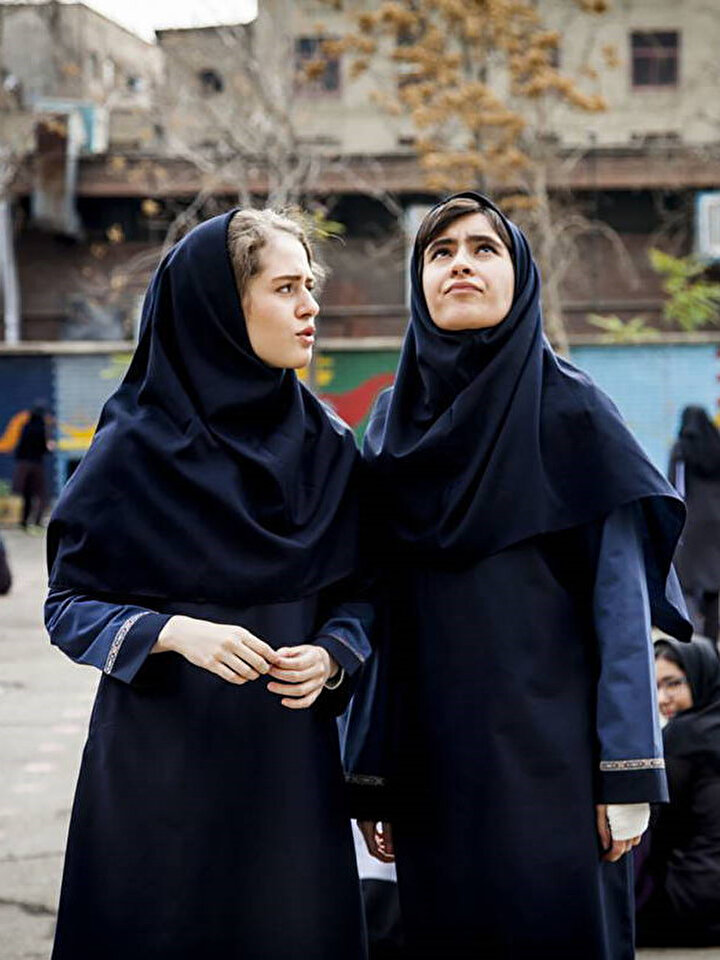Ava, kıstırılmış dünyası ve gençliğinin ilk adımları yüzünden yaşadığı bunalımları konu alan bir film.