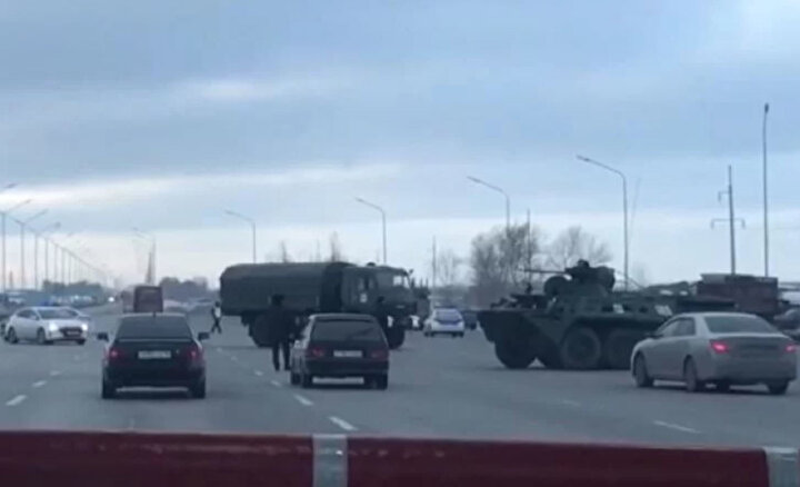 Nur Sultan ve Almaata şehirlerine girişler beton bloklarla ve orduya ait zırhlı personel taşıyıcılarla kapatıldı.