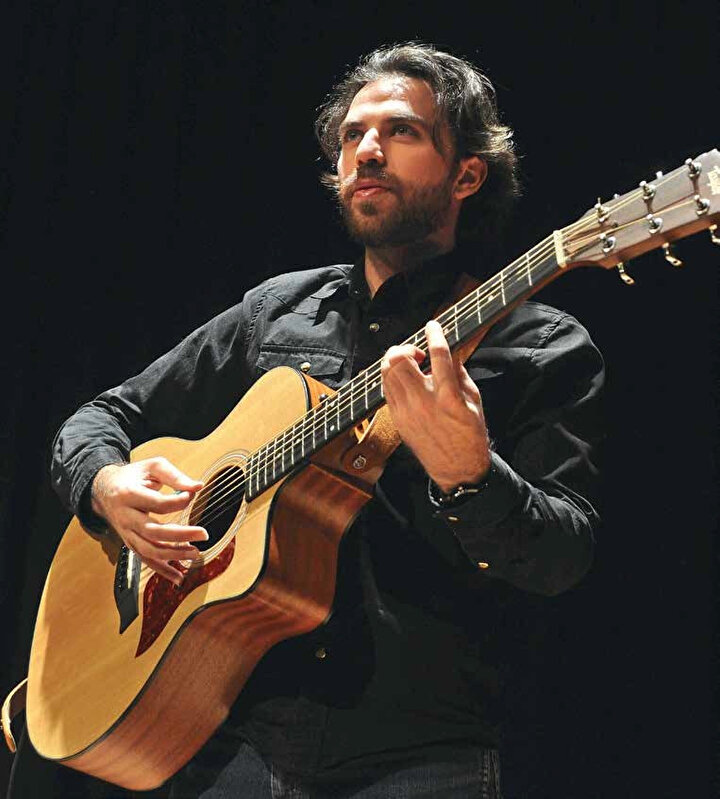''İlk mini konser ve bestelerimi lise yıllarında yaptım.''