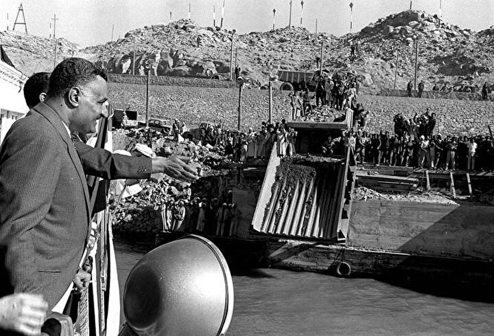 Cemal Abdünnasır, Asvan Barajının inşaatını incelerken, 1963.