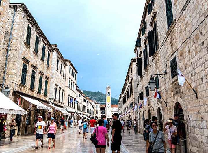 Sırtınızı Pile Gate'e verirseniz önünüze Stradun (Büyük Cadde) uzanacak.