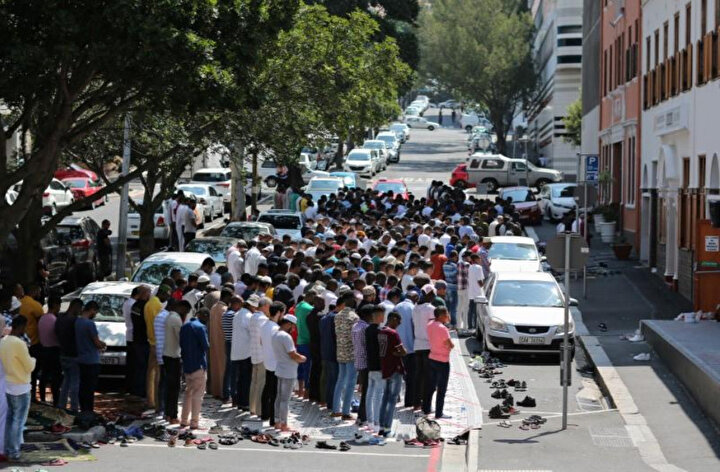 Güney Afrika'nın Cape Town kentinde Sultan Abdülhamid tarafından inşa ettirilen Nur’ul Hamidiye Cami'nin dışında cuma namazı kılan Müslümanlar.