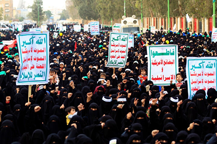 Suudi Arabistan öncülüğündeki koalisyon güçlerinin hava saldırılarını protesto eden Yemenliler.