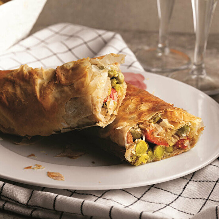 Baklava yufkasından tahinli sebzeli börek