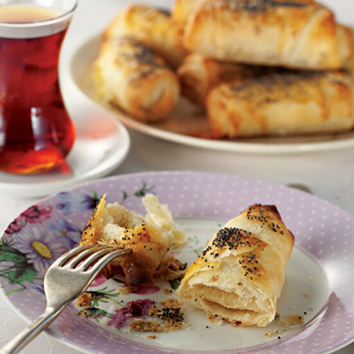 Patatesli kaşarlı unlu börek