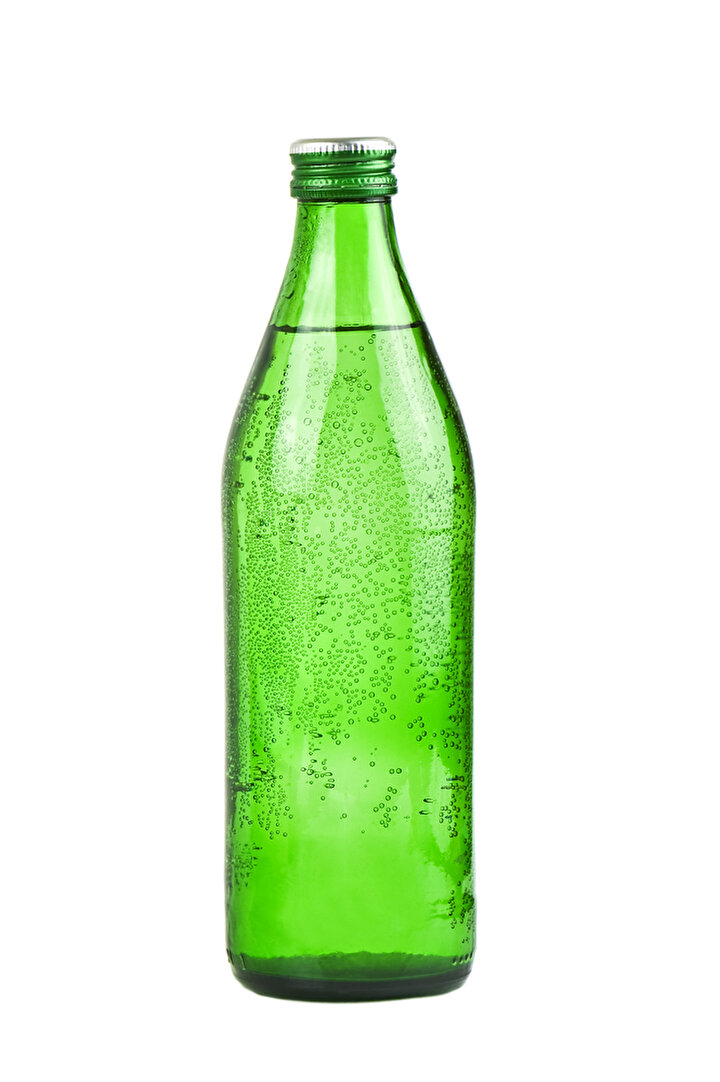 Вода в зеленой стеклянной бутылке. Бутылка зеленая стеклянная. Минералка зеленая бутылка стеклянная. Минералка в зеленой бутылке. Минеральная вода зеленая бутылка пластиковая.