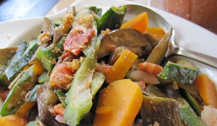 Filipinler'de Pakbet ve tavuk etli Adobo