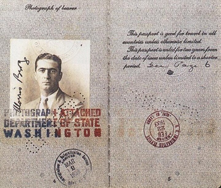 CIA Merkez Üssü’nde sergilenen tek beyzbol kartının sahibi olan Berg, 1972 yılında 70 yaşında evinde hayatını kaybetti.