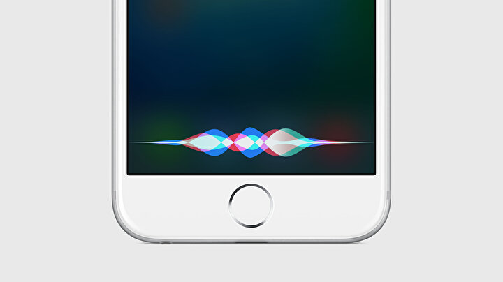 Hiçbir işlem yapmıyorken orta tuşa bir kez tıklayıp Siri'ye komut verebilirsiniz.
