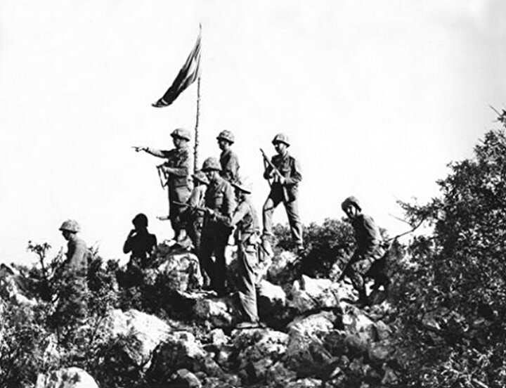 Erenköy’ü korumak için kimi veteriner kimi öğretmen 500’e yakın öğrenci Erenköy’e gizlice gelerek, savunma ihtiyacı olan halkın yanında siper aldı. Öğrencilerin ve köylülerin karşısındaki düşman komando birliği, topçu, tank, zırhlı birliğinden oluşuyordu.