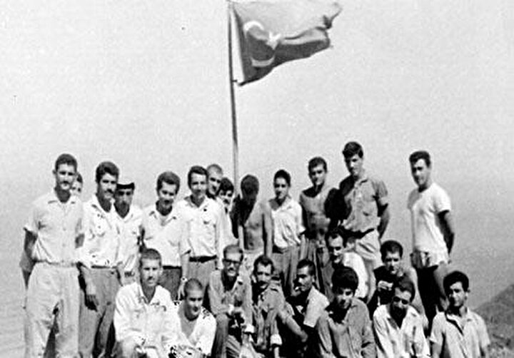 8 Ağustos günü Rumlar taarruza geçti. İki Türk uçağı uyarı uçuşu yapmasına rağmen Rumlar ilerlemeye, Erenköy’deki bir avuç genç ve köylü ise direnmeye devam etti.
