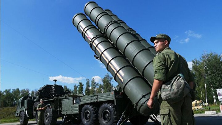 S-400, kendi otonom gözleriyle geniş bir alanı tarayabiliyor, tespit ettiği düşman unsuruna 400 kilometreden kilit atıyor.