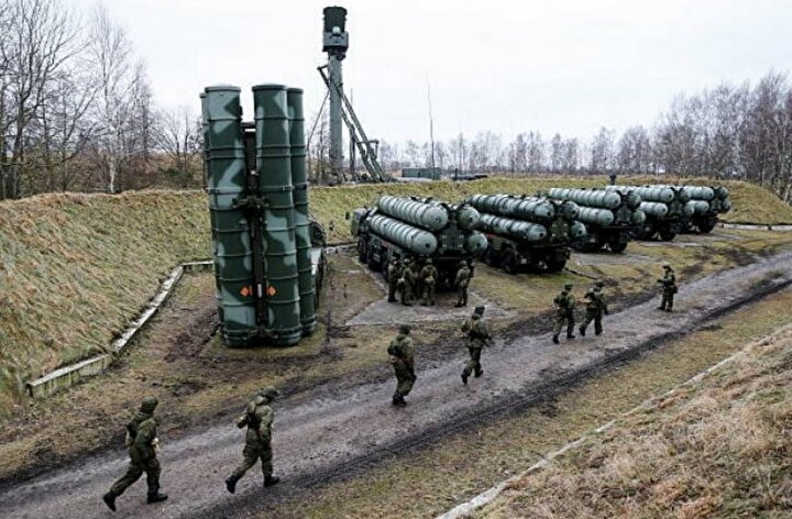 Saniyede 1,7 km hızla giden S-400 füzelerinin maksimum irtifası 30 km. Radarı sayesinde gelmekte olduğunu 400 km'den tespit ettiği bir füzeyi 30 km irtifada 60 km'den etkisiz hale getirebiliyor.