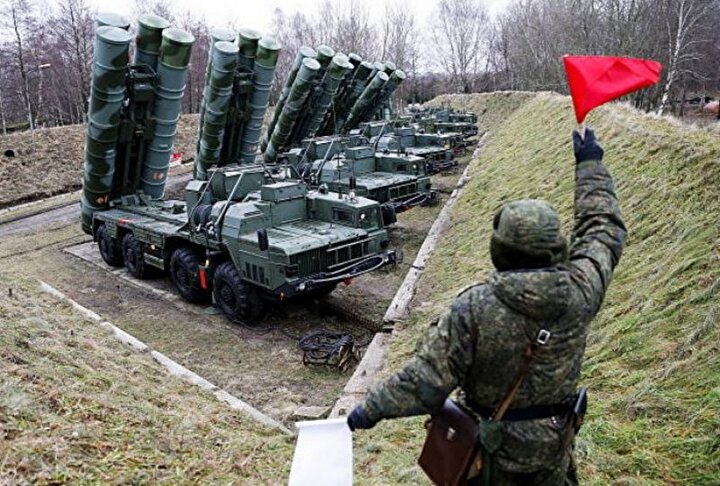 S-400 Hava Savunma Sistemi aynı anda 300 hedefi izleyebiliyor, aynı anda 72 hedefe bağlanabiliyor.