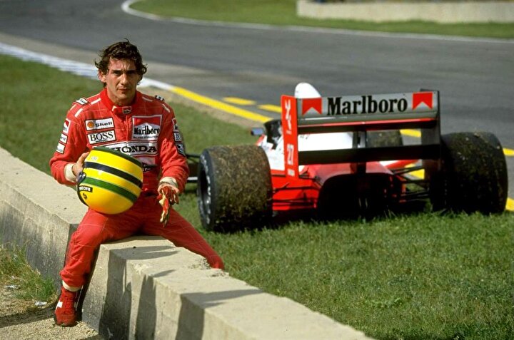 1985’te Lotus’a transfer olur ve Portekiz Grand Prix’inde ilk yarışını kazandı.