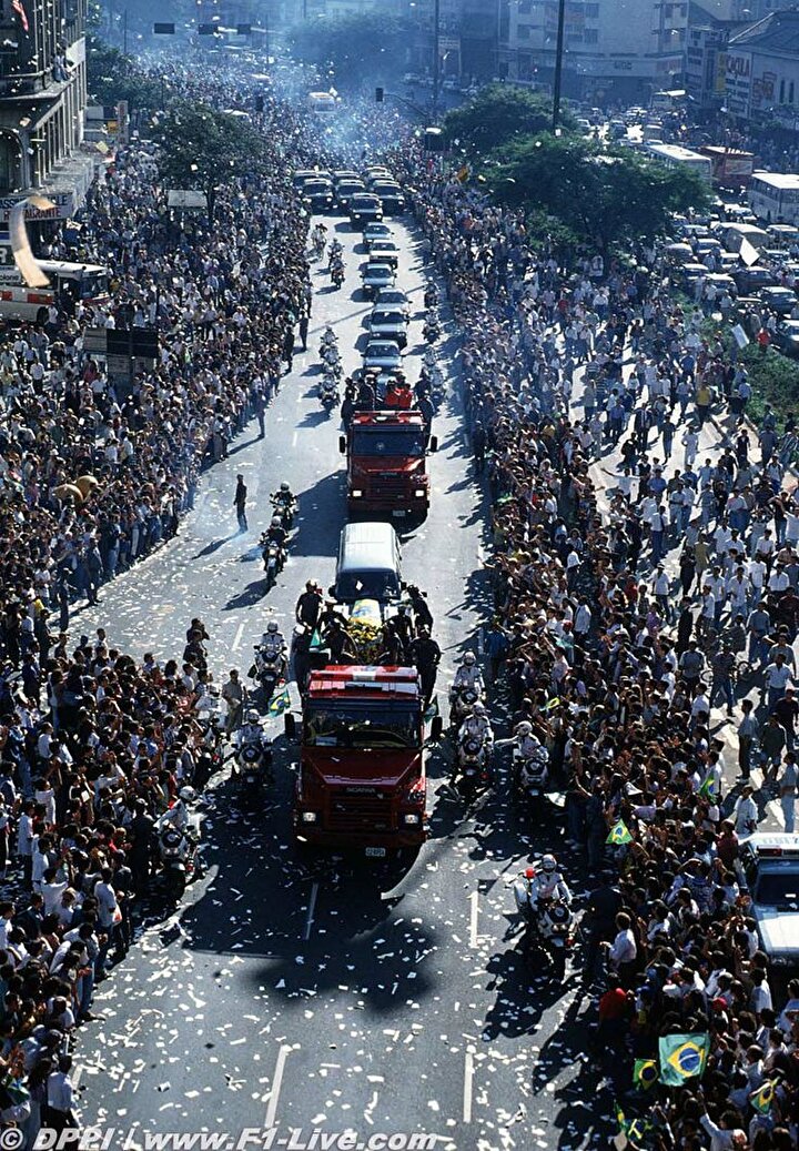 Emerson Fittipaldi ile defteri cezasine kapattı. Senna’nın cenazesi, Fittipaldi’nin tüm şampiyonluklarından ihtişamlı oldu. Brezilya’da yüzbinlerce insan sokağa döküldü