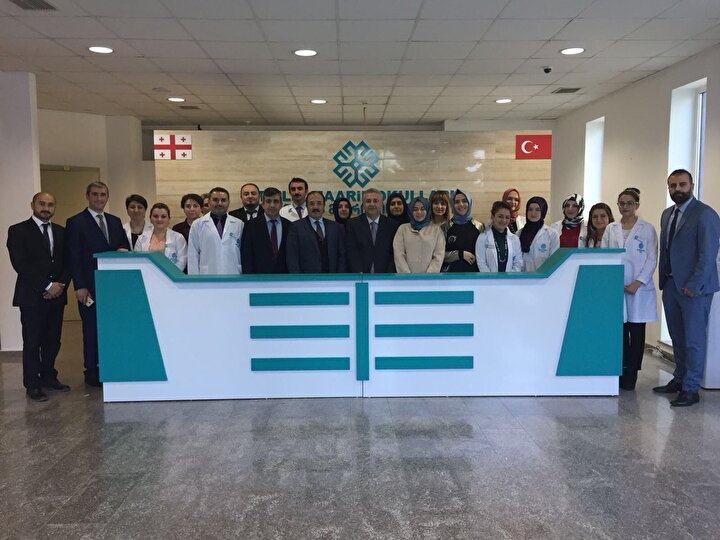 Toplamda 10 binden fazla öğrencinin eğitim gördüğü bu okullarda yerel kültürlerle ve değerlerle saygıya dayalı bir ilişki geliştiriliyor.