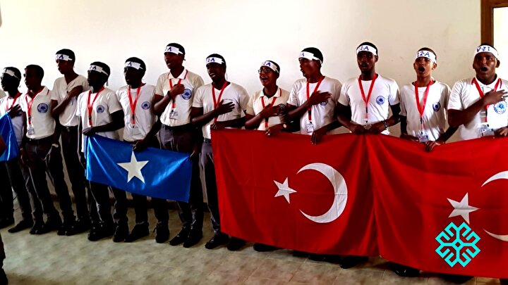 Maarif Vakfı, öğrencilere, burs, nakdi destek, kırtasiye ve kıyafet yardımları, bilgisayar ve yazılım desteği sağlıyor. Öte yandan vakıf bünyesinde yurt, pansiyon ve lojmanlar aracılığıyla öğrencilere konaklama desteği de veriliyor.
