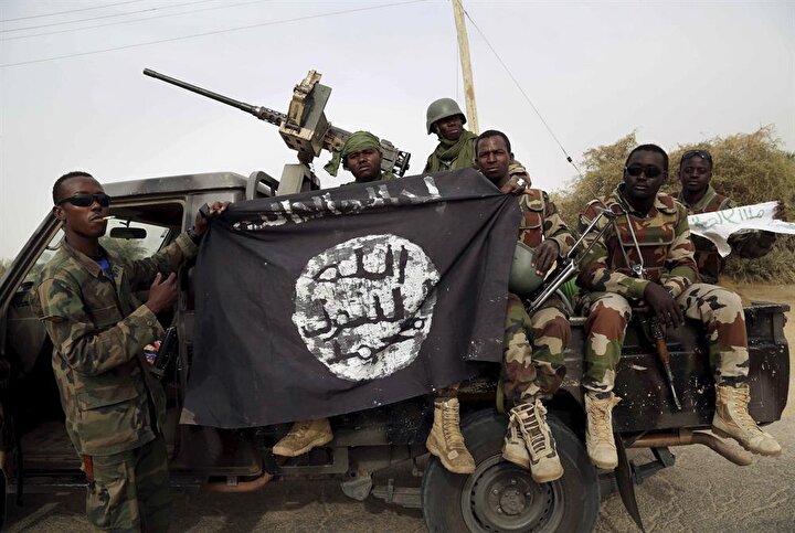 2000'li yılların başında ortaya çıkan Boko Haram örgütü, ülkenin kuzeyinde 2009'dan itibaren şiddet eylemleri düzenleyerek orduyla çatışıyor.