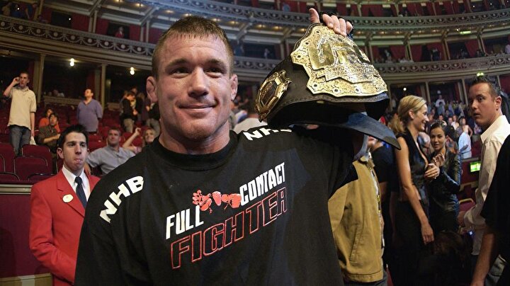 Tarzının benzetildiği isim bir UFC efsanesi olan Matt Hughes. O dünyada Matt Hughes'e benzetilmek acayip bir lüks olsa gerek...