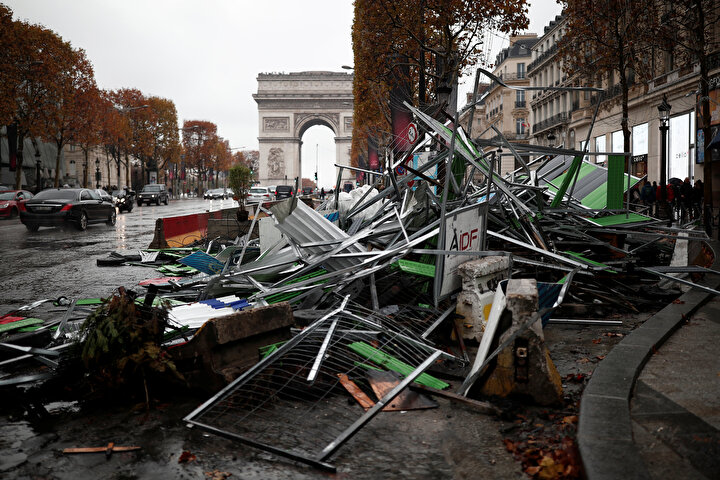 Champs-Elysees’de alevler yükseldi