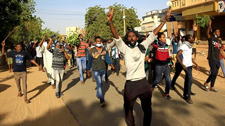 Sudan'da tutuklu sayısı 800'ü geçti