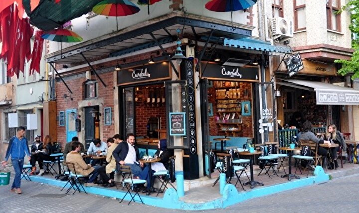 Mola: Kafeler Sokağı / Şemsiyeli Sokak
