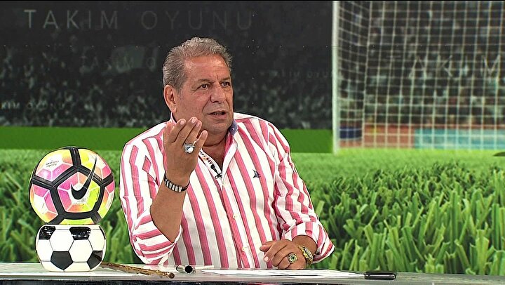 Erman Toroğlu: Bir pozisyon var. Taç pozisyonu… Top Caner'in bacağına değdi mi, değmedi mi? Ben sabaha kadar seyretsem bu çekimlere, bu açılara göre karar veremem. Aslında en büyük rezillik yayıncı kuruluşun. Belki de şampiyonluğa tesir edecek bir olay bu. Ve sen bunu para verip sana üye olanlara ve yayıncı kuruluş olarak değişik açılardan gösteremiyorsun. Biz önce futbolcular kötü, hakem kötü derken yayıncı kuruluşun bu sene çok kötü olduğunu söylemeliyiz. Top öyle veya böyle dışarıya çıkıyor. Senin kalene 60 metre var. Rakip 5-6 pas yapıyor, sen seyredip golü yiyorsun sonra da itiraz ediyorsun. Taç ilk defa yanlış verilmiyor. Verildiyse de devam edeceksin pozisyona bakacaksın!
