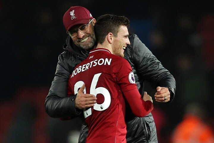 Makine gibi işleyen Liverpool’un en önemli dişlilerinden biri olan Robertson, 2019’un Ocak ayında kulübüyle sözleşmesini 5 yıl daha uzattı ve 2024’e kadar kendisini Liverpool’a bağlayan kontratı imzaladı.