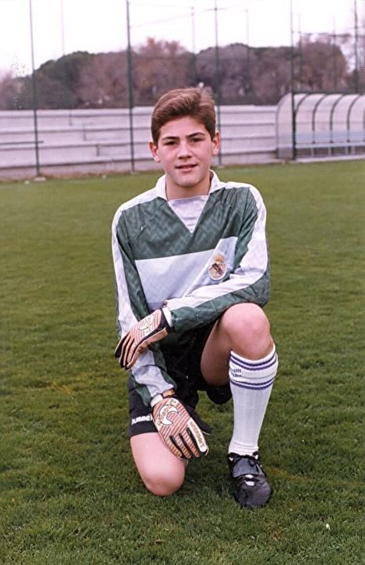 Babası memur annesi ise kuaför olan ve Unai isimli bir erkek kardeşi olan Casillas, Madrid doğumlu olması sebebiyle futbola da Real Madrid altyapısında başladı.