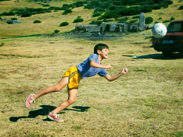 Tam adı Iker Casillas Fernández olan başarılı eldiven, 20 Mayıs 1981'de İspanya'da dünyaya geldi.