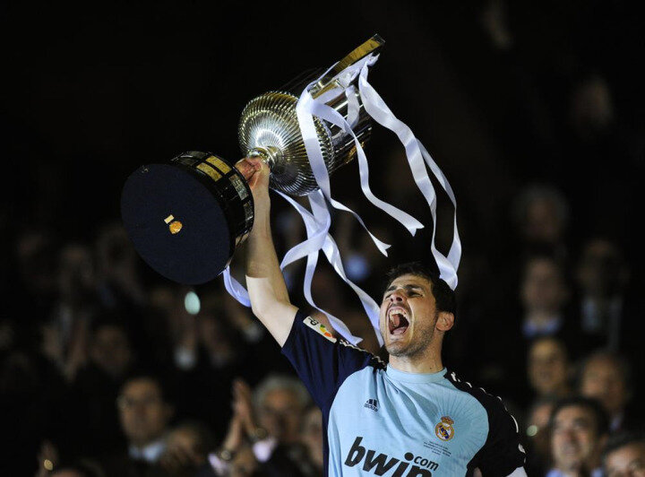 Casillas, Real Madrid forması altında; 2010-2011 ve 2013-2014 sezonlarında Kral Kupası'nı kaldırdı.