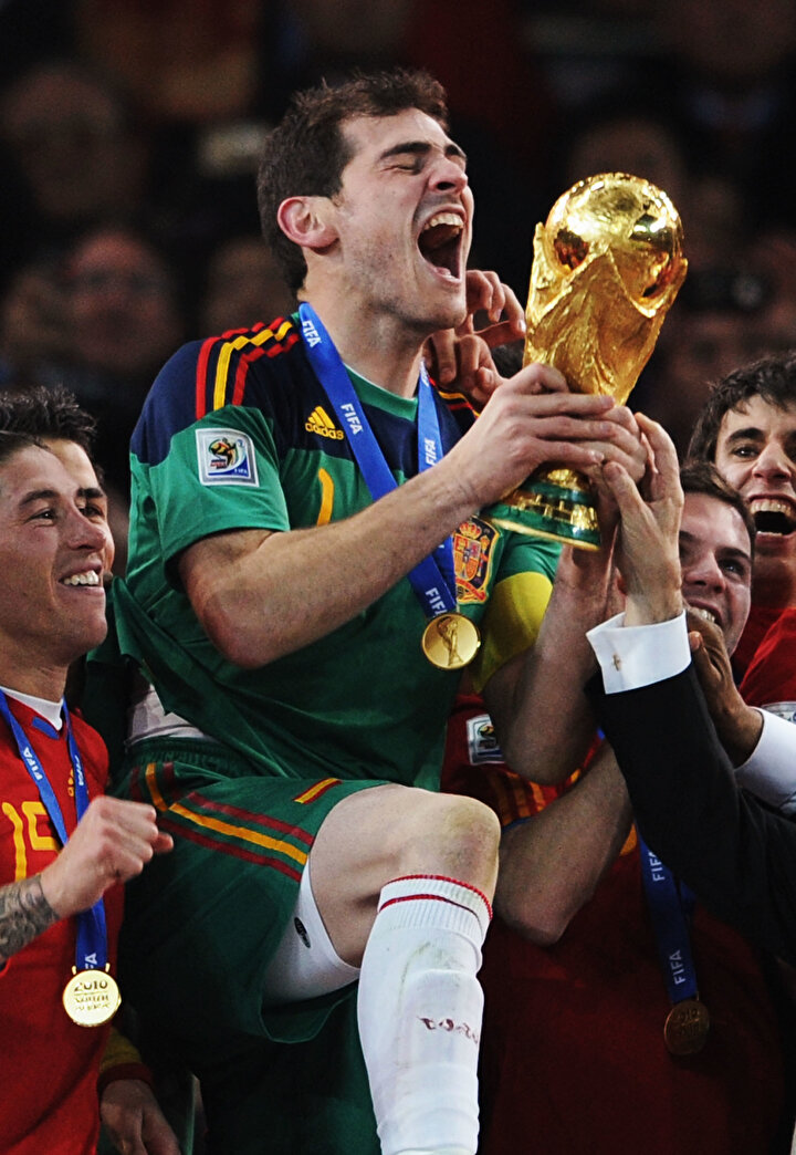 Casillas milli takım forması altında; 2010 Dünya Kupası ile 2008 ve 2012'de Avrupa Futbol Şampiyonluğu yaşadı.