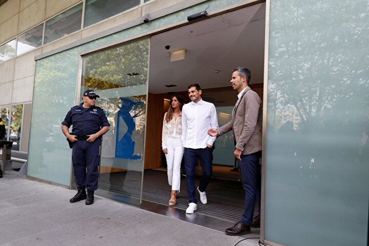 İspanyol file bekçisi, 11 Temmuz 2015'te Porto'ya imza attı. Kulübüyle 2020 yılına kadar sözleşmesi olan Casillas, geçirdiği kalp krizinin ardından futbolu bıraktı.