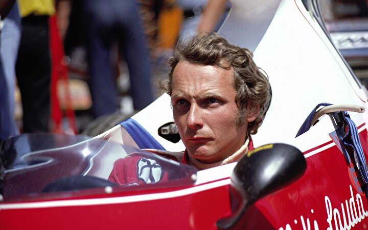 Direksiyona oturma arzusu için varlıklı ailesini karşısına alan Lauda, maddi ve manevi olarak yalnız kaldı. Ailesiyle irtibatı kesen genç pilot, banka kredilerine muhtaç hale geldi.