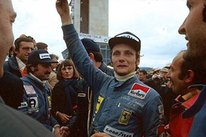 1974’te ilk Formula 1 yarışına çıktı ancak birinci olamadı. Ancak bu ilk yarış, Ferrari’nin ne kadar iyi bir pilot seçtiğini anlamasını sağladı. İkinci yılında, teknik detaylarında kendisinin büyük emek harcadığı arabayla ilk Formula 1 şampiyonluğuna ulaştı.